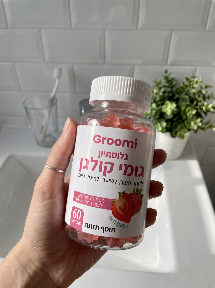 יד מחזיקה בקבוק גומי קולגן של Groomi בחדר האמבטיה
