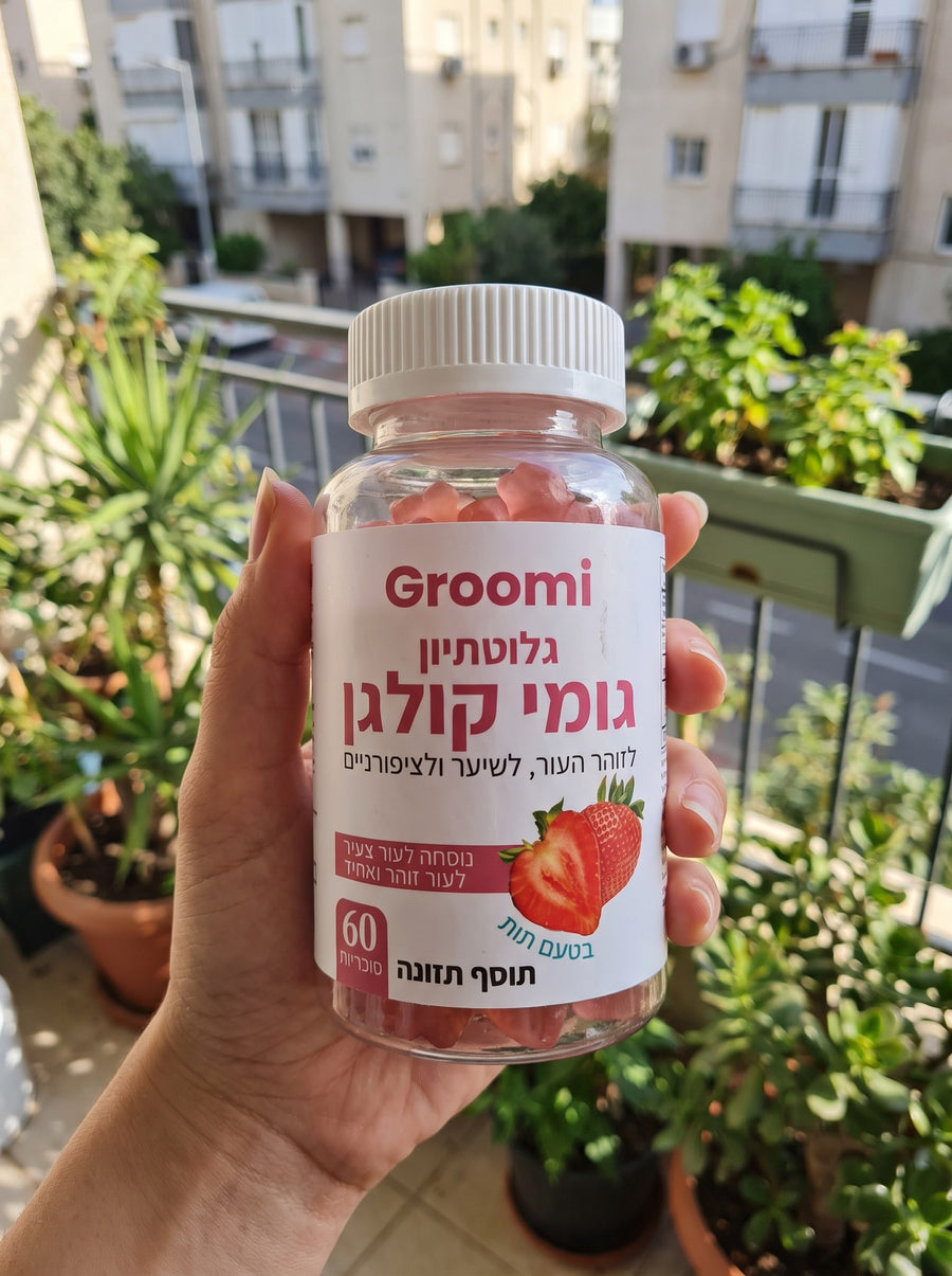 יד מחזיקה בקבוק גומי קולגן של Groomi במרפסת